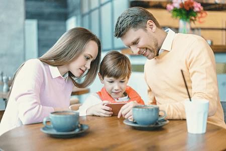 parents guiding child smartphone