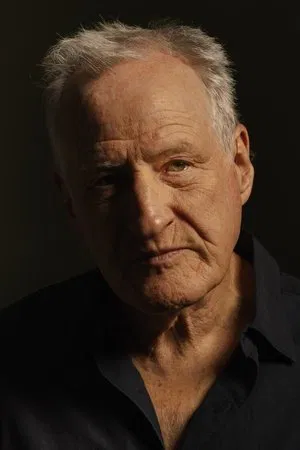 Director: Michael Mann
Michael directed one of the Compare TV office’s most divisive movies, 2006’s Miami Vice. Half of us think it’s amazing, the others are convinced otherwise. However, Heat is his masterpiece, and we can all agree on that. He also directed the crowd-pleasing The Last Of The Mohicans (1992) and the Muhammad Ali biopic Ali (2001), so he has some terrific flicks in his back catalogue.
