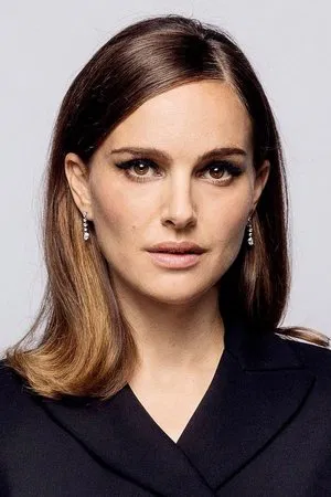 Natalie Portman as Lauren Gustafson
Natalie Portman plays the stepdaughter of Vincent Hanna. While she doesn’t have as much screentime as the others, she plays a pivotal part in the story. Her relationship with Hanna is crucial to his character arc, and she does a great job as the cynical, depressed teenager.
